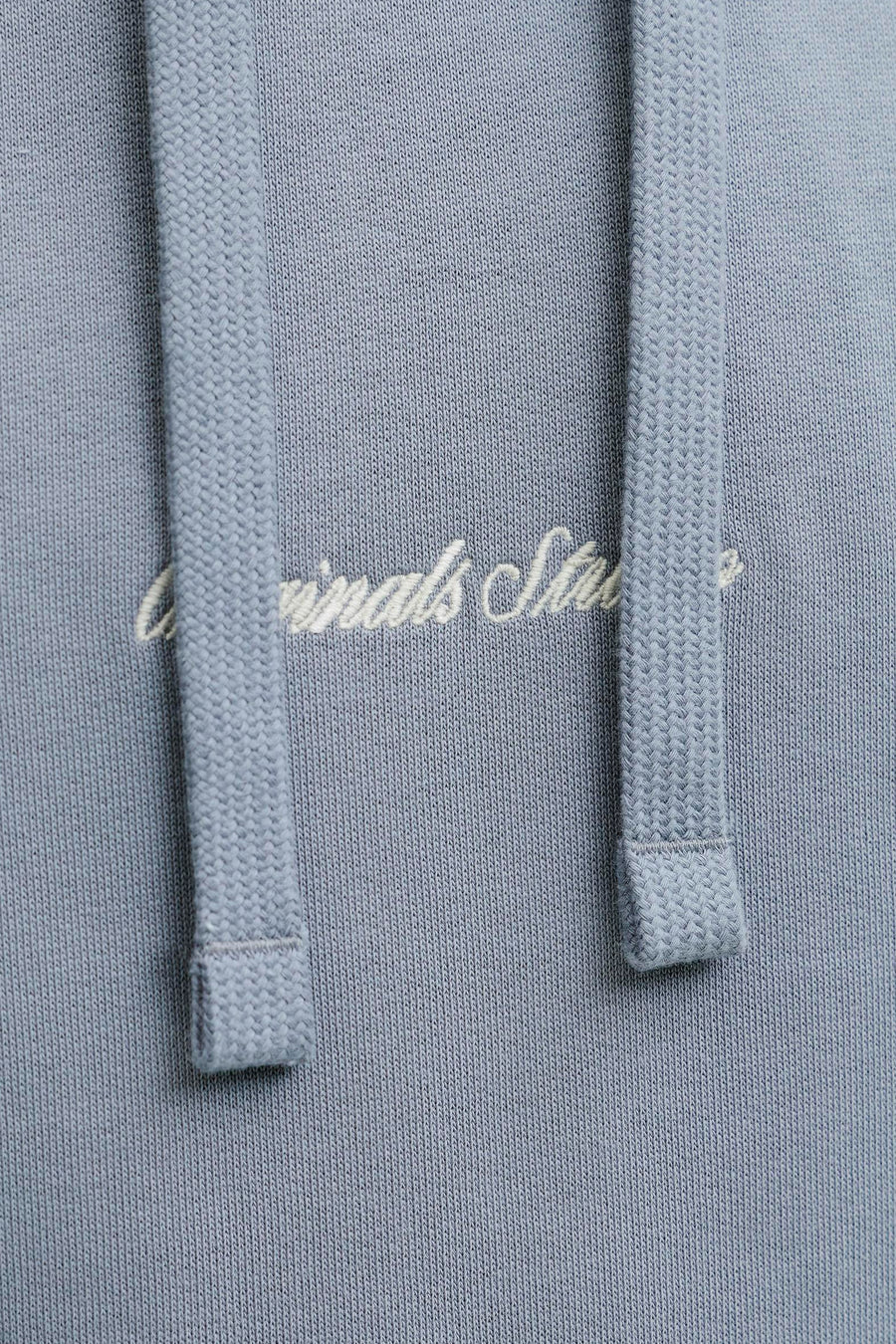 Sweat à capuche bleu de ORIGINALS BY JACK & JONES, avec détails d'inscription blancs et cordons de serrage.