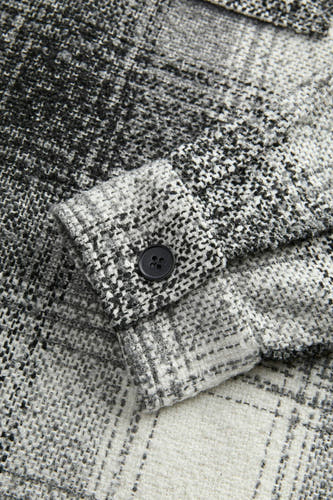 Gilet gris de CORE BY JACK & JONES, avec un motif rayé et un détail de bouton sur la manche.