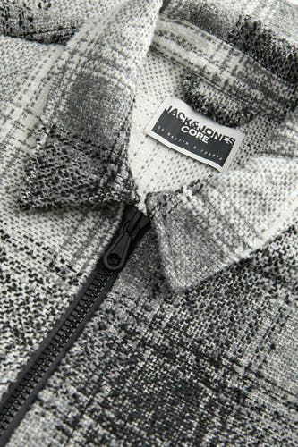 Gilet gris de CORE BY JACK & JONES avec une texture rugueuse et des fermetures éclair noires.