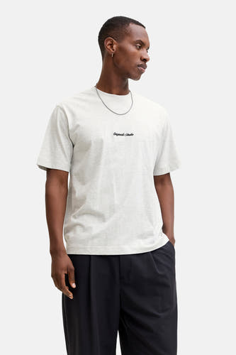 T-shirt gris à manches courtes d'ORIGINALS BY JACK & JONES, porté sous une veste en cuir noire et une chaîne argentée.