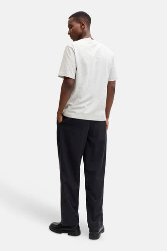 T-shirt gris à manches courtes d'ORIGINALS BY JACK & JONES, vu de l'arrière, associé à un pantalon noir et des chaussures.