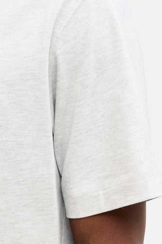 Grijze gemêleerde T-shirt mouw.