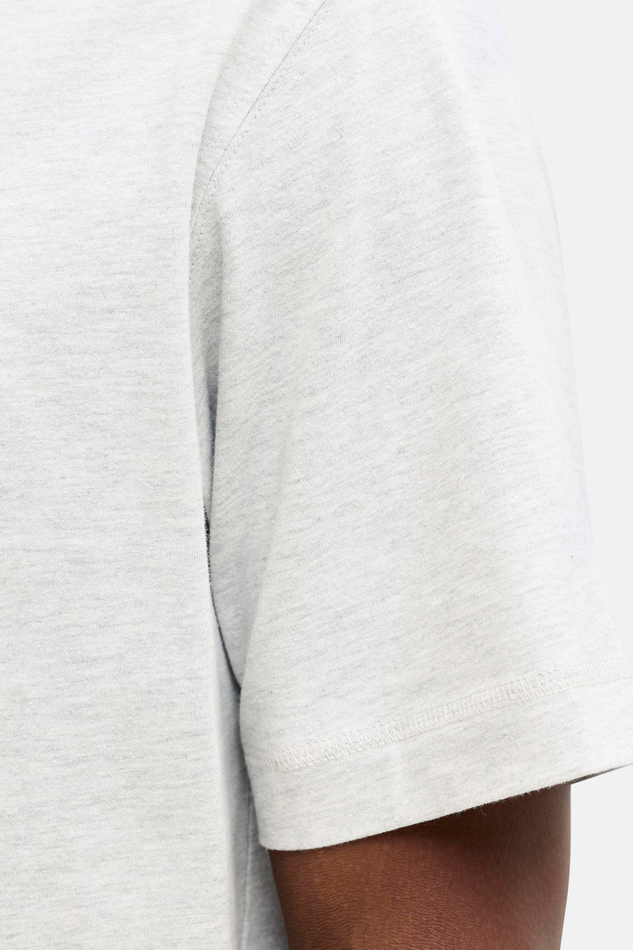 Grijze gemêleerde T-shirt mouw.