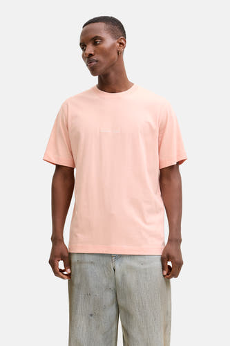 T-shirt rose à manches courtes de ORIGINALS BY JACK & JONES, porté avec un jean ample et des baskets crème, dos.