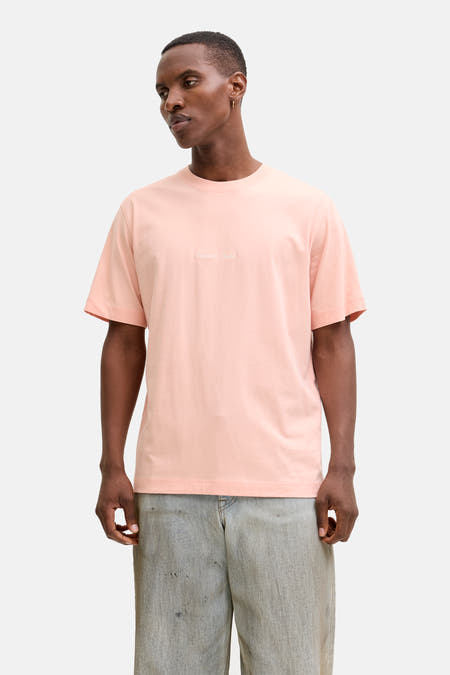 T-shirt rose à manches courtes de ORIGINALS BY JACK & JONES, porté avec un jean ample et des baskets crème, dos.