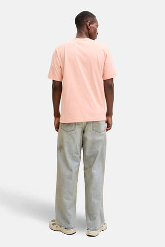 Roze T-shirt met korte mouwen van ORIGINALS BY JACK & JONES, gedragen met wijde jeans en crèmekleurige sneakers, achterkant.