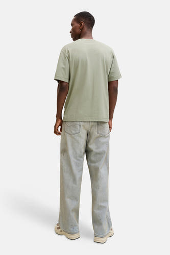 T-shirt vert à manches courtes de ORIGINALS BY JACK & JONES, de couleur unie et porté avec un jean ample.