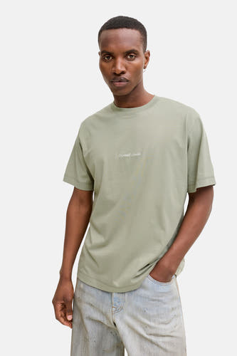 T-shirt vert à manches courtes de Originals by Jack & Jones, avec un imprimé texte léger et porté avec un jean.