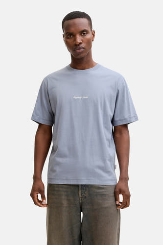 T-shirt bleu à manches courtes d'Originals by Jack & Jones, porté avec un jean.