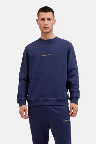 Pull-over bleu avec col rond d'ORIGINALS BY JACK & JONES, avec logo brodé sur la poitrine et pantalon de jogging.