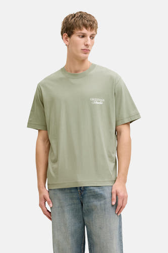 T-shirt vert à manches courtes ORIGINALS BY JACK & JONES, avec imprimé texte blanc, à combiner avec un jean et des chaussures marron.