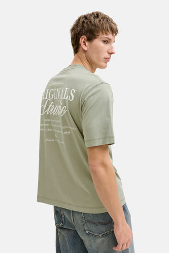 T-shirt à manches courtes vert de ORIGINALS by JACK & JONES, avec imprimé texte au dos et porté avec un jean.
