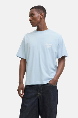 T-shirt bleu à manches courtes de ORIGINALS BY JACK & JONES, avec imprimé texte blanc, combiné avec un jean foncé.