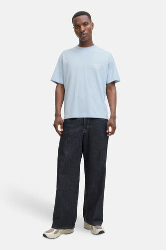 T-shirt bleu à manches courtes de ORIGINALS BY JACK & JONES, avec une petite inscription sur la poitrine.