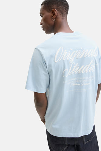 T-shirt bleu à manches courtes de ORIGINALS BY JACK & JONES, avec imprimé texte blanc au dos.
