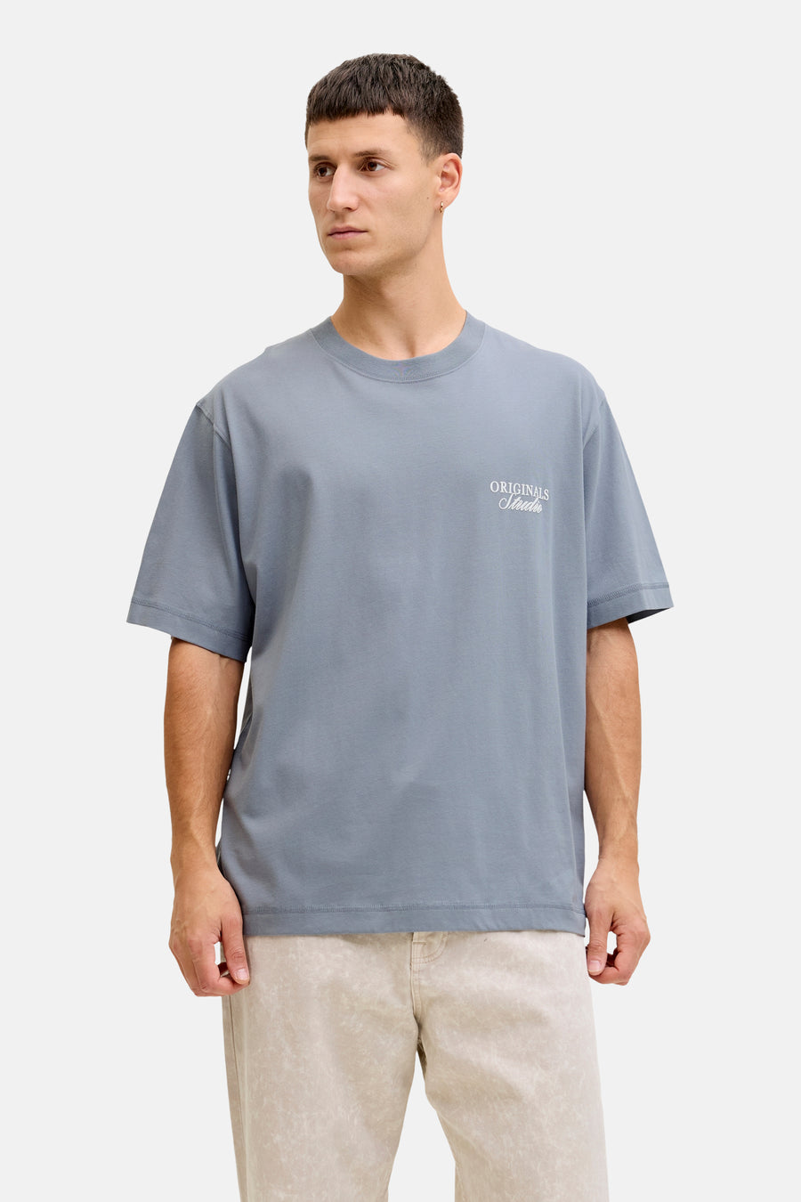 T-shirt bleu à manches courtes de ORIGINALS BY JACK & JONES, avec un petit logo blanc sur la poitrine.