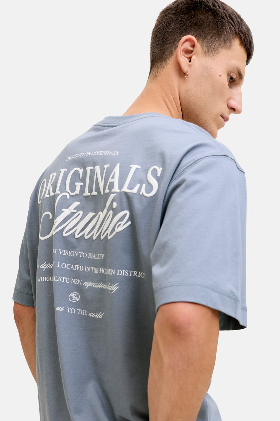 T-shirt bleu à manches courtes de ORIGINALS BY JACK & JONES, avec texte blanc au dos.