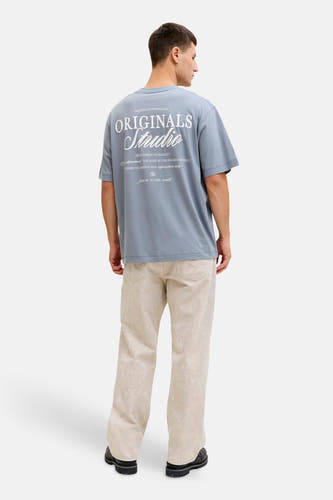 T-shirt bleu à manches courtes de ORIGINALS BY JACK & JONES, avec imprimé texte au dos, coupe décontractée.