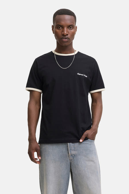 T-shirt noir à manches courtes d'Originals by Jack & Jones, avec des accents blancs et une chaîne argentée.