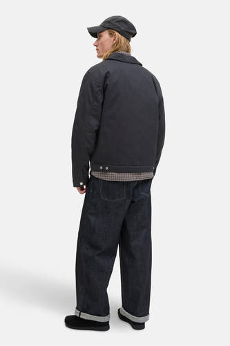 Manteau court noir d'ORIGINALS BY JACK & JONES, avec un t-shirt rayé et des jeans noirs.