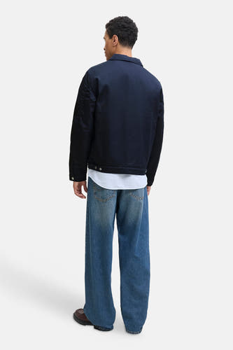 Manteau bleu court d'ORIGINALS BY JACK & JONES, vu de dos, associé à une chemise blanche et des jeans larges.