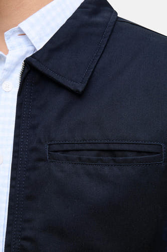 Veste courte bleue d'ORIGINALS BY JACK & JONES, avec une poche poitrine et un chemisier bleu clair en dessous.
