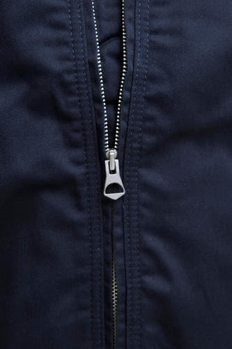 Manteau court bleu d'ORIGINALS BY JACK & JONES, avec une fermeture éclair argentée et des finitions fines noires.