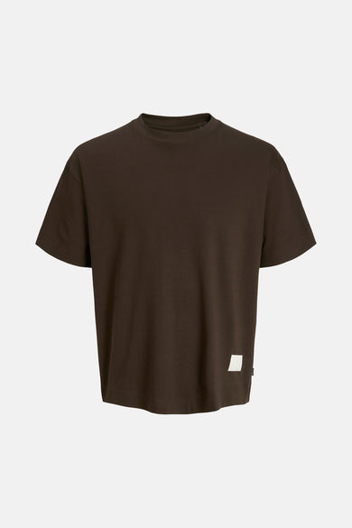 T-shirt brun à manches courtes de PREMIUM by JACK & JONES, avec un petit étiquet blanc sur l'ourérieur.