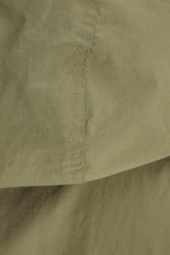 Veste courte verte d'ORIGINALS BY JACK & JONES, gros plan sur le tissu et les coutures.