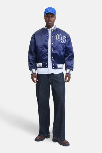 Veste bleue d'ORIGINALS BY JACK & JONES, avec des lettres "OS" blanches et un chapeau bleu.
