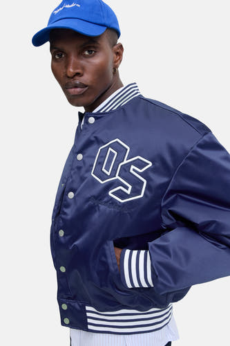 Jackeau bleu d'ORIGINALS BY JACK & JONES avec des accents blancs, sur le modèle, avec un chapeau.