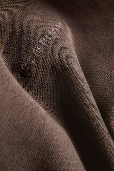 Gilet marron de CORE BY JACK & JONES, gros plan sur le tissu avec un logo subtil.