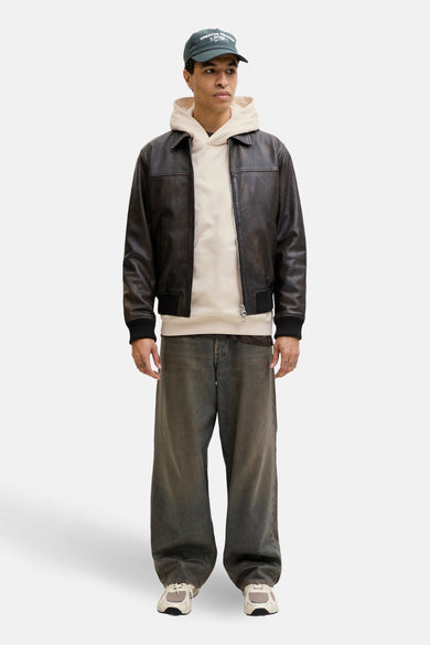 Beige sweater met kap van ORIGINALS BY JACK & JONES, met lange mouwen en een losse pasvorm, gedragen onder een leren jas.
