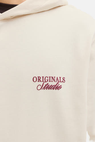 Pull beige à capuche de ORIGINALS BY JACK & JONES, avec le texte brodé 'ORIGINALS Studio' dessus.