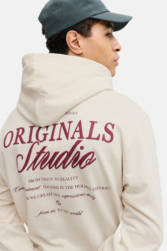 Pull beige à capuche de ORIGINALS BY JACK & JONES, dos avec lettres bordeaux, combiné avec une casquette vert foncé.