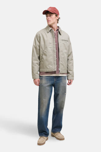 Chemise rouge à manches longues d'ORIGINALS BY JACK & JONES, avec un motif à carreaux et portée avec une veste et des jeans.