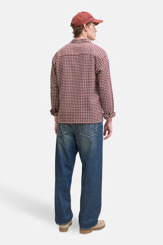 T-shirt rouge à manches longues d'ORIGINALS BY JACK & JONES, avec un motif à carreaux, associé à une casquette et des jeans.