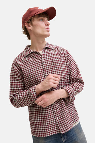 T-shirt rouge à manches longues d'ORIGINALS BY JACK & JONES, avec un petit motif à carreaux et une coupe décontractée.