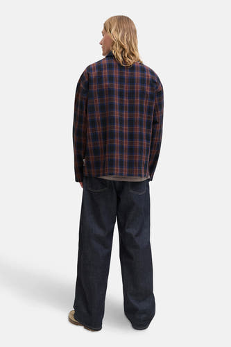 Chemise multicolore à longues manches d'ORIGINALS BY JACK & JONES, avec un motif à carreaux, portée avec un jeans foncé.