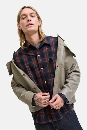 Chemise multicolore à manches longues d'ORIGINALS BY JACK & JONES, avec un motif rayé, associée à une veste grise.