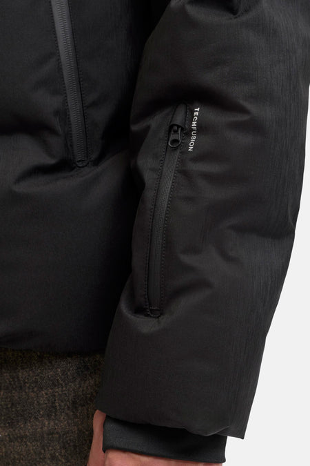 Manteau court noir de CORE BY JACK & JONES, avec une fermeture éclair et une poche sur la manche.