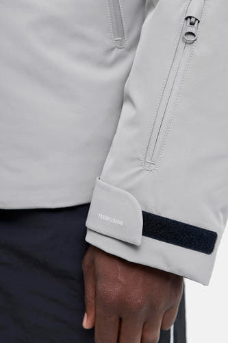 Manteau gris court de CORE BY JACK & JONES, avec une poche manchette à fermeture éclair et des boutons pression à l'ourlet.