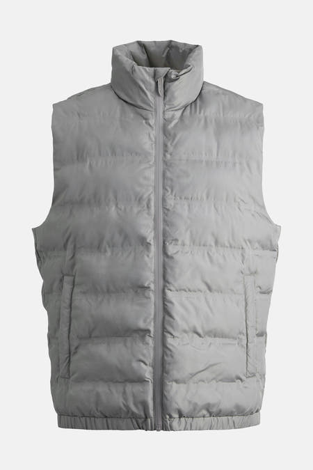 Gilet gris de CORE BY JACK & JONES, avec un col haut et des coutures verticales.