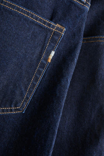 Jean bleu marine tapered de PREMIUM par JACK & JONES, avec des surpiqures contrastantes et une légère dégradation de couleur.