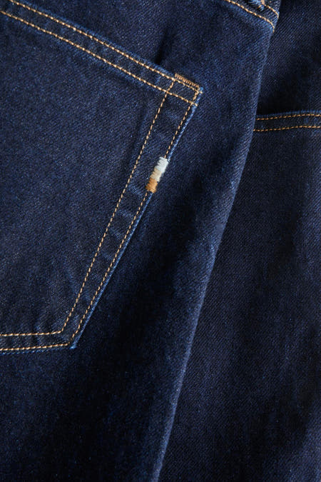 Jean bleu marine tapered de PREMIUM par JACK & JONES, avec des surpiqures contrastantes et une légère dégradation de couleur.