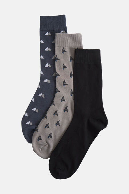 Chaussettes multicolores d'ACCESSORIES BY JACK & JONES, avec des motifs de montagnes et de flèches, dans un emballage de trois.