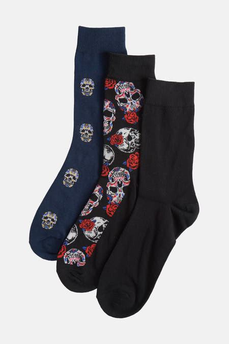 Chaussettes multicolores d'ACCESSORIES BY JACK & JONES, avec un motif de crâne sur un fond bleu marine.