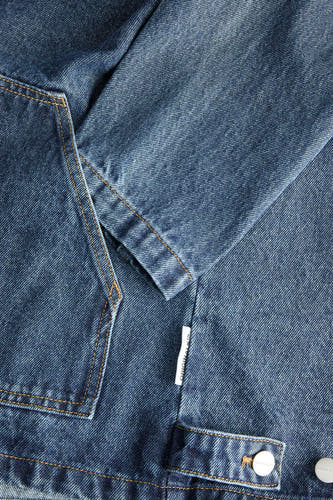 Chemise en jeans bleu marine d'ORIGINALS BY JACK & JONES, avec des coutures contrastantes et des détails de marque.