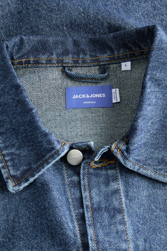 Chemise en jeans bleu marine d'ORIGINALS BY JACK & JONES, avec des coutures contrastantes et un bouton métallique avec "ORIGINALS".