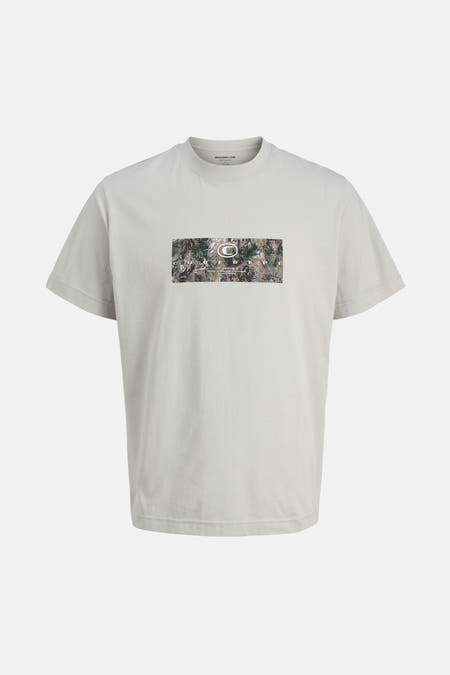 T-shirt gris à manches courtes de CORE BY JACK & JONES, avec imprimé camouflage sur la poitrine.